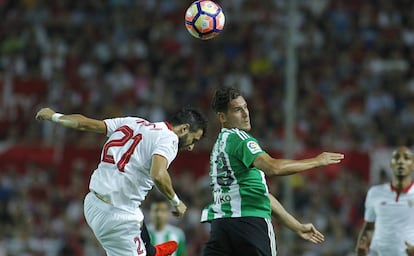 El bético Álex Alegría, al que se le anuló un gol legal, pelea con Pareja.