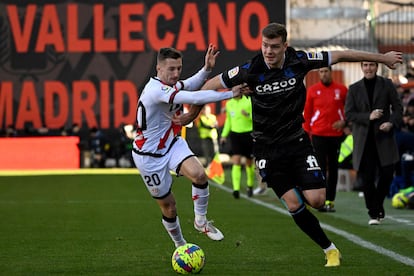 Sorloth trata de marcharse de Balliu durante el partido de este sábado en Vallecas.