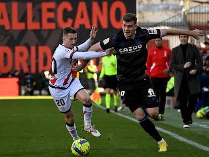 Sorloth trata de marcharse de Balliu durante el partido de este sábado en Vallecas.