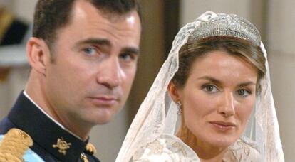 Doña Letizia, el día de su boda, con la tiara helénica propiedad de doña Sofía.