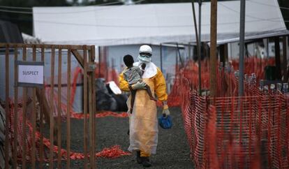 Un trabajador de Médicos sin Fronteras, en Liberia en octubre.