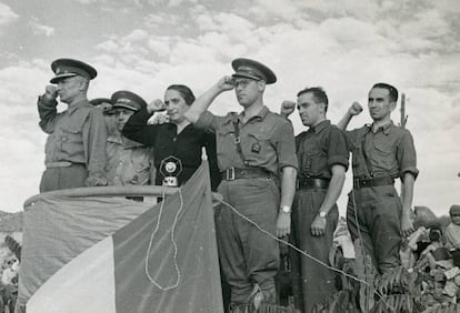 Dolores Ibárruri, K. Sverchevskii, F.Antón, L. Gallo intervienen ante los combatientes de la XI Brigada Internacional, sobre 1938.