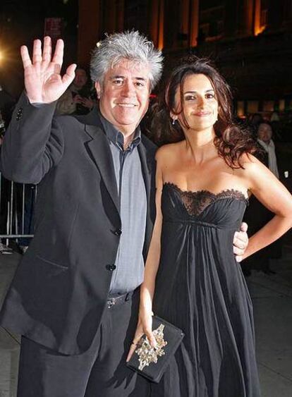 Pedro Almodóvar y Penélope Cruz saludan a la prensa a la entrada de la ceremonia de entrega de los premios de la Asociación de Críticos de EE UU, celebrada este martes en Nueva York.