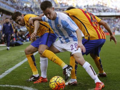 Juanpi disputa el balón con Munir y Adriano.