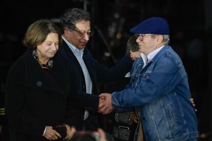 Gustavo Petro y Rodrigo Londoño durante la ceremonia de conmemoración del octavo aniversario de la firma de acuerdo de paz, en la plaza de Bolívar en Bogotá, el 21 de noviembre de 2024.