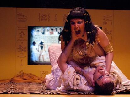 Los actores Iride Mockert y Gustavo Pardi en una escena de &#039;Los &aacute;spides de Cleopatra&#039;