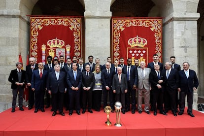 Jugadores y directivos del Real Madrid posan con la Presidenta de la Comunidad de Madrid, Cristina Cifuentes.