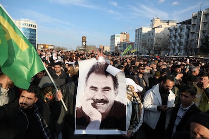 Un grupo de manifestantes portaba un foto del líder histórico del PKK, Abdulá Ocalan, en una marcha en Diyarbakir, en Turquía, el pasado 27 de febrero.

