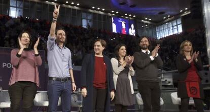 La plana mayor de Podemos, con su líder Pablo Iglesias haciendo el signo de la victoria.
