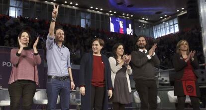 La plana mayor de Podemos, con su l&iacute;der Pablo Iglesias haciendo el signo de la victoria. 