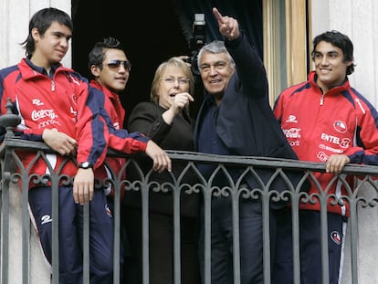 José Sulantay junto a la entonces presidenta Michelle Bachelet y tres jugadores de la selección sub 20 chilena, en Santiago, el 24 de julio de 2007.