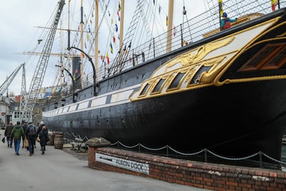 El barco 'SS Great Britain' se exhibe en el puerto flotante de la ciudad sobre un mar de cristal.