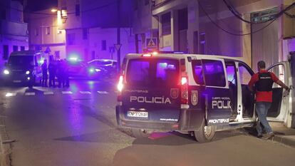 Dispositivo de la Policía Nacional tras el apuñalamiento de un joven en el barrio de la Piñera en Algeciras, el 4 de octubre.