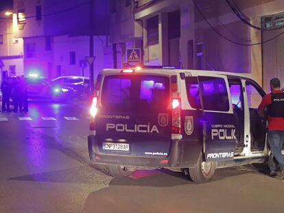 Dispositivo de la Policía Nacional tras el apuñalamiento de un joven en el barrio de la Piñera en Algeciras, el 4 de octubre.