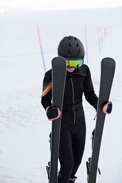 Porque la impermeabilidad en la nieve es fundamental, los pantalones de cintura alta y el mono de la colección 'Ski', cuentan con tejido polar en el interior y forros protectores en los bajos para evitar la entrada de la nieve.