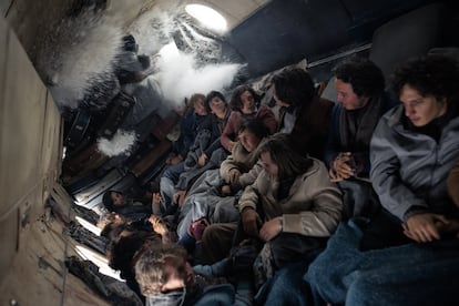 Los supervivientes dentro del fuselaje del avión en el alud de 'La sociedad de la nieve'
