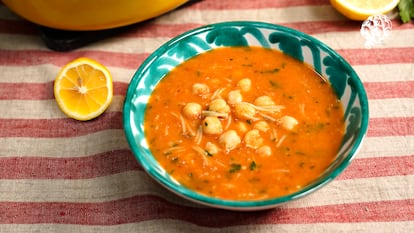 Sopa de garbanzos y fideos, la receta rápida de un clásico
