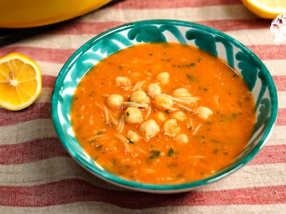 Sopa de garbanzos y fideos: la receta rápida de un clásico