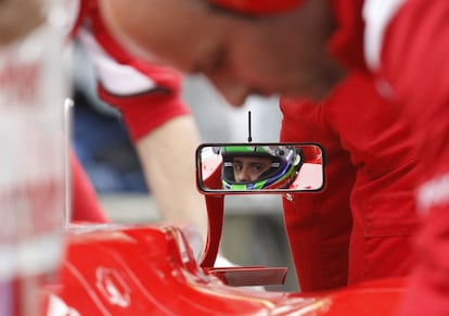 Felipe Massa, de Ferrari, observa a través de su retrovisor.