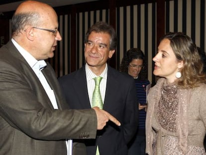 Calparsoro habla con la delegada del Gobierno central para la Violencia de Género, Blanca Hernández Oliver, en presencia de González Güija, Detrás, la concejal del PP de Bilbao Beatriz Marcos.