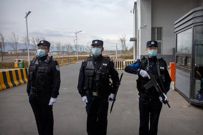 Policías frente a un centro de detención Urumqi (Xinjiang), en abril de 2021.