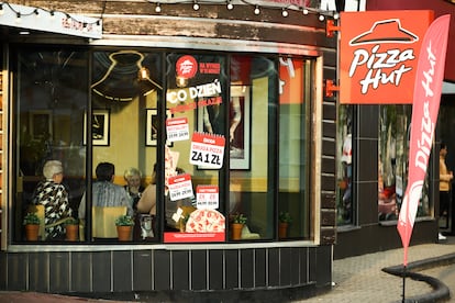 Comensales en una sucursal de Pizza Hut en Varsovia, Polonia, en noviembre de 2021. 