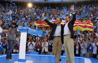 Convertida en uno de los graneros de voto del PP, la Comunidad Valenciana también ha dado más de un dolor de cabeza a Mariano Rajoy. Aunque el <i>caso Gürtel</i> no pasó factura a Francisco Camps en las últimas elecciones autonómicas (en la foto, mitin en Valencia el pasado 17 de mayo) las tensiones entre la cúpula valenciana del PP y Génova, que no quería la imagen de un presidente autonómico sentado en el banquillo en las inmediaciones de estas elecciones, condujeron a la dimisión del presidente de la Generalitat. Valencia es, además, la ciudad que acogió el difícil XVI Congreso del Partido Popular. Meses después de la segunda derrota electoral, Rajoy apostó finalmente por quedarse cuando muchos de los pesos pesados del partido dejaron entrever que preferían su marcha.