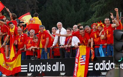 Del Bosque, junto a su hijo y el resto de la selección, en el autobús que recorre las calles de Madrid.