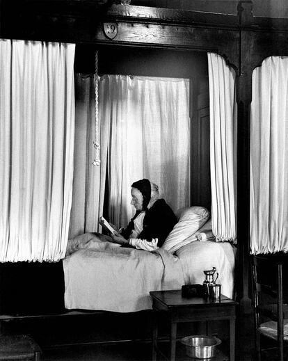 La última imagen de esta obra retrata a una mujer leyendo en el hospicio de Beaune, Francia, en 1929. Una muestra de que el amor por la lectura no tiene edad y llega hasta el final de la vida.