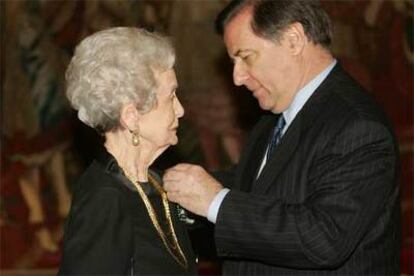 El embajador Claude Blanchemaison impone a Simone Ortega la medalla de la Orden de las Artes y las Letras, en febrero de 2006 en la Embajada francesa en Madrid.
