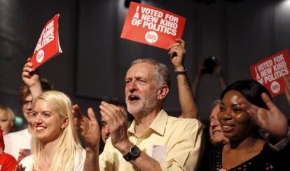 Corbyn aplaude en una acto de campaña el jueves.