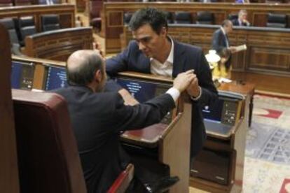 Pedro Sánchez conversa con Alfredo Pérez Rubalcaba en el Congreso el pasado jueves.