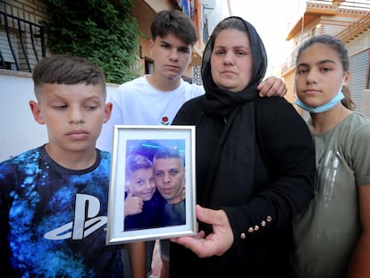 Andrea Hidalgo, pareja de Bilal, sujeta la foto del asesinado, junto a sus tres hijos.