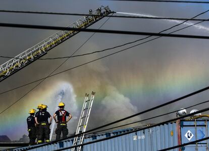 Las autoridades trabajan para extinguir un incendio en un depósito de chatarra en el vecindario de Kensington, en (Filadelfia).