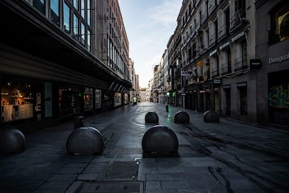 La calle de Preciados, una de las más comerciales de Madrid, vacía por la cuarentena.