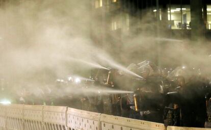 Después del lanzamiento de piedras, la policía usó gases lacrimógenos para dispersar a los manifestantes controlados en la Explanada de los Ministerios.