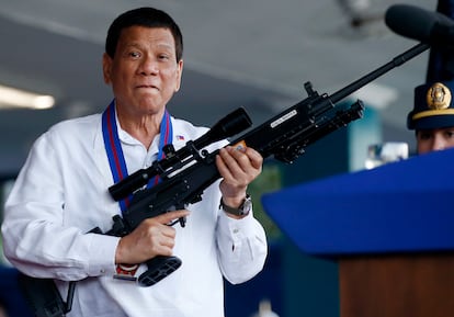 Rodrigo Duterte sujeta un rifle de fabricación israelí en Quezon (Manila) en abril de 2018.