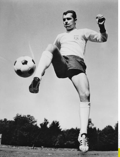 El deportista Franz Beckenbauer hace una jugada con el balón el año 1945, durante sus años en el Bayern.