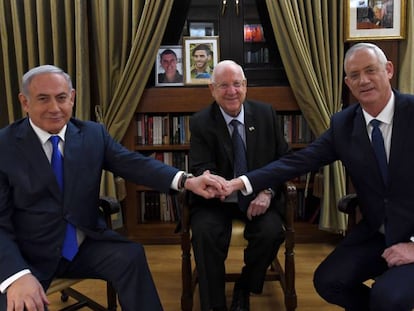 Benjamín Netanyahu saluda a Benny Gantz en presencia del presidente de Isarel, Reuven Rivlin.