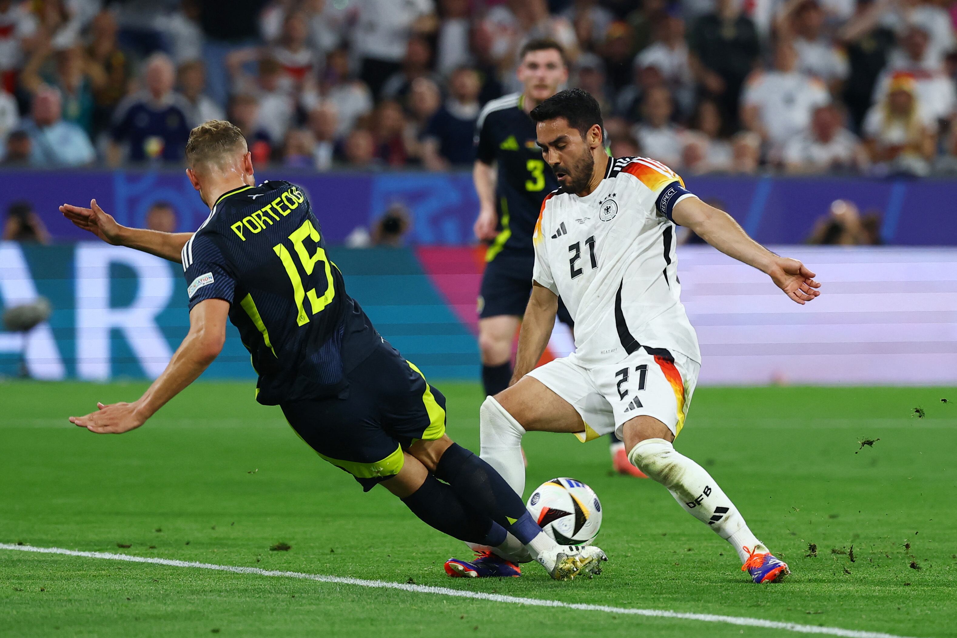 Entrada de Porteous a Gundogan por la que recibe la cartulina roja. 