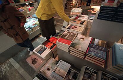 Los últimos premios se agolpan en los expositores de las librerías.