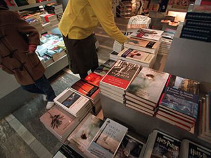 Los últimos premios se agolpan en los expositores de las librerías.