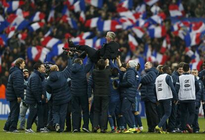 Los jugadores franceses celebran con el seleccionador, Didier Deschamps, la clasficiación al Mundial.