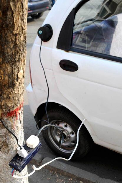 El Gobierno ha impulsado el uso de los coches elctricos, pero la falta de infraestructuras hace que estos se carguen en improvisados enchufes callejeros.