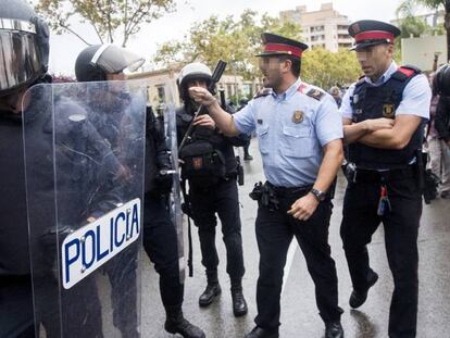 'Mossos' y policías discuten a las puertas del instituto Can Vilumara de L'Hospitalet de Llobregat.