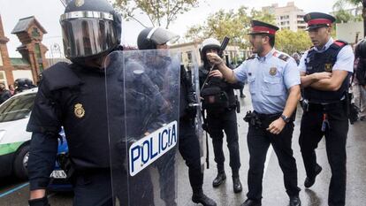 'Mossos' y policías discuten a las puertas del instituto Can Vilumara de L'Hospitalet de Llobregat.