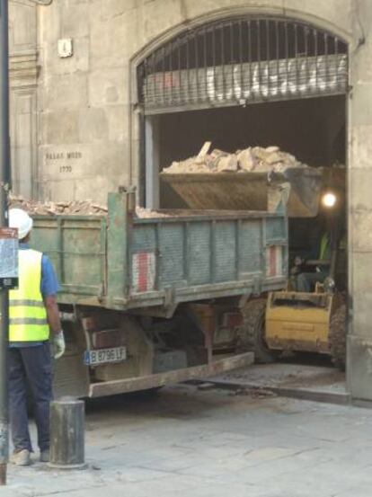 Los escombros de la reforma del Palau Moxó, el jueves.