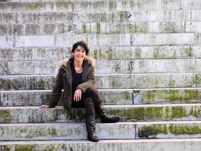 María José Lera, en la escalinata de la Facultad de Psicología de Sevilla.