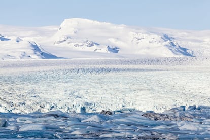 El parque nacional de Vatnajokull, el más grande de Europa, ocupa cerca del 14% de Islandia. Aquí se encuentra el mayor campo de hielo que existe fuera de los polos, desde el que parten ramificaciones glaciales (en la foto el glaciar Breidamerjokull visto desde la laguna de Jokulsarlon) y bajo el que hay volcanes activos y picos montañosos. Una zona donde conviven fuego y hielo, con una admirable diversidad de paisajes, senderos y actividades al aire libre. Dispone de numerosos puntos de acceso; se recomienda entrar por Skaftafell, en el sur, o Ásbyrgu, en el norte.