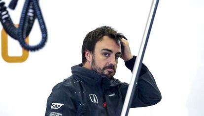 Alonso, en el garaje de McLaren en Shanghái.